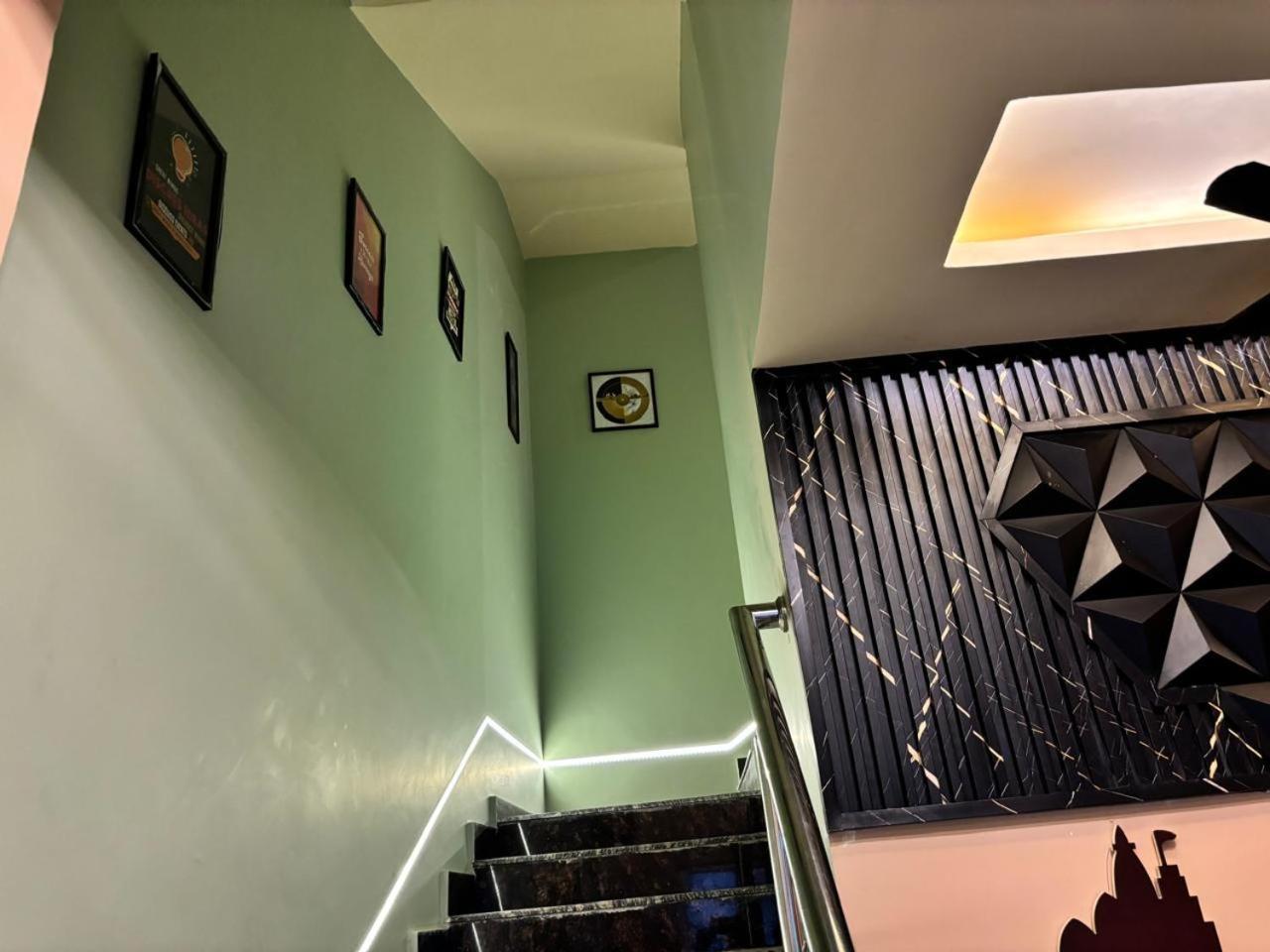 ורנאסי Holy City Inn מראה חיצוני תמונה