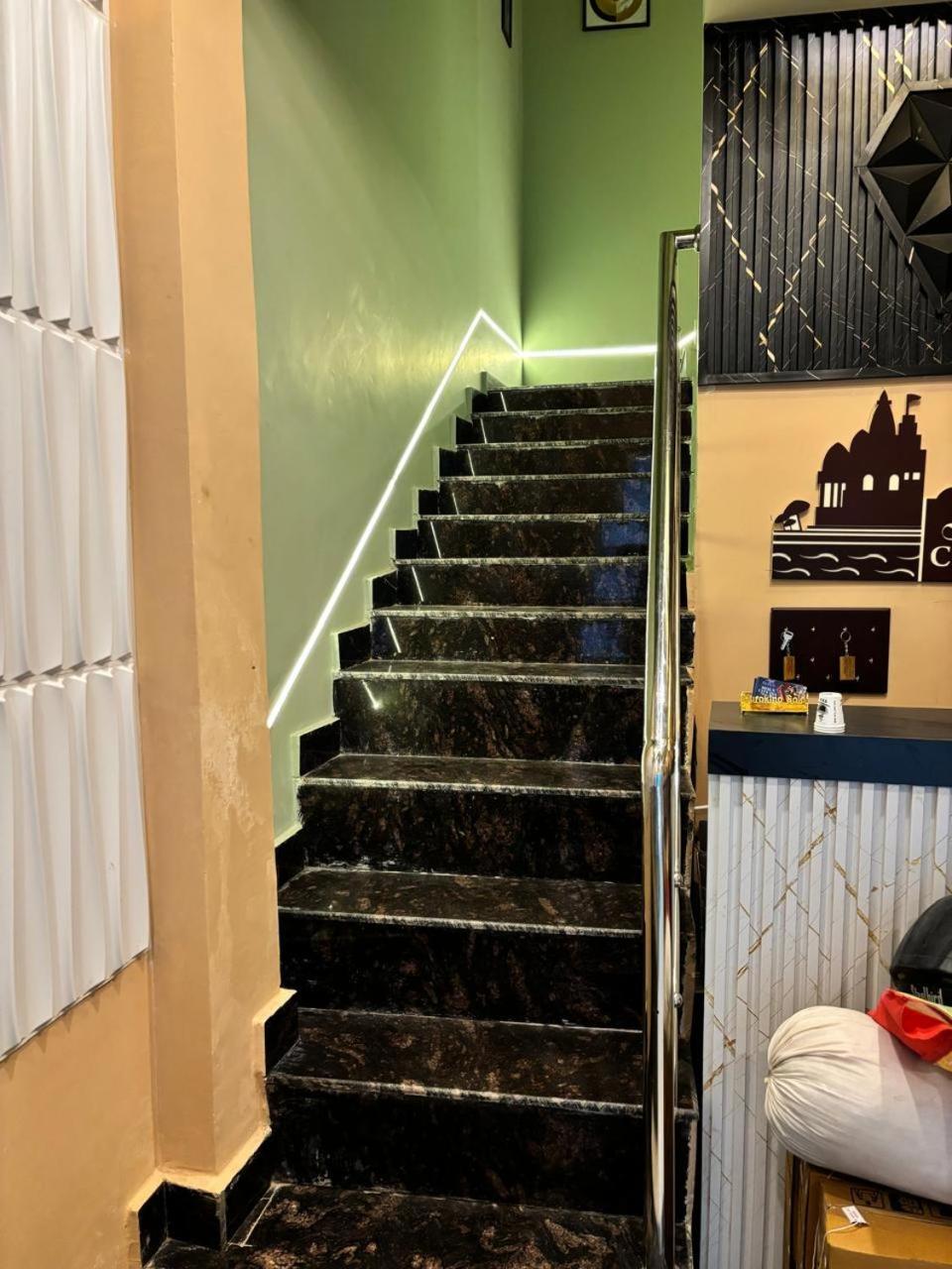 ורנאסי Holy City Inn מראה חיצוני תמונה