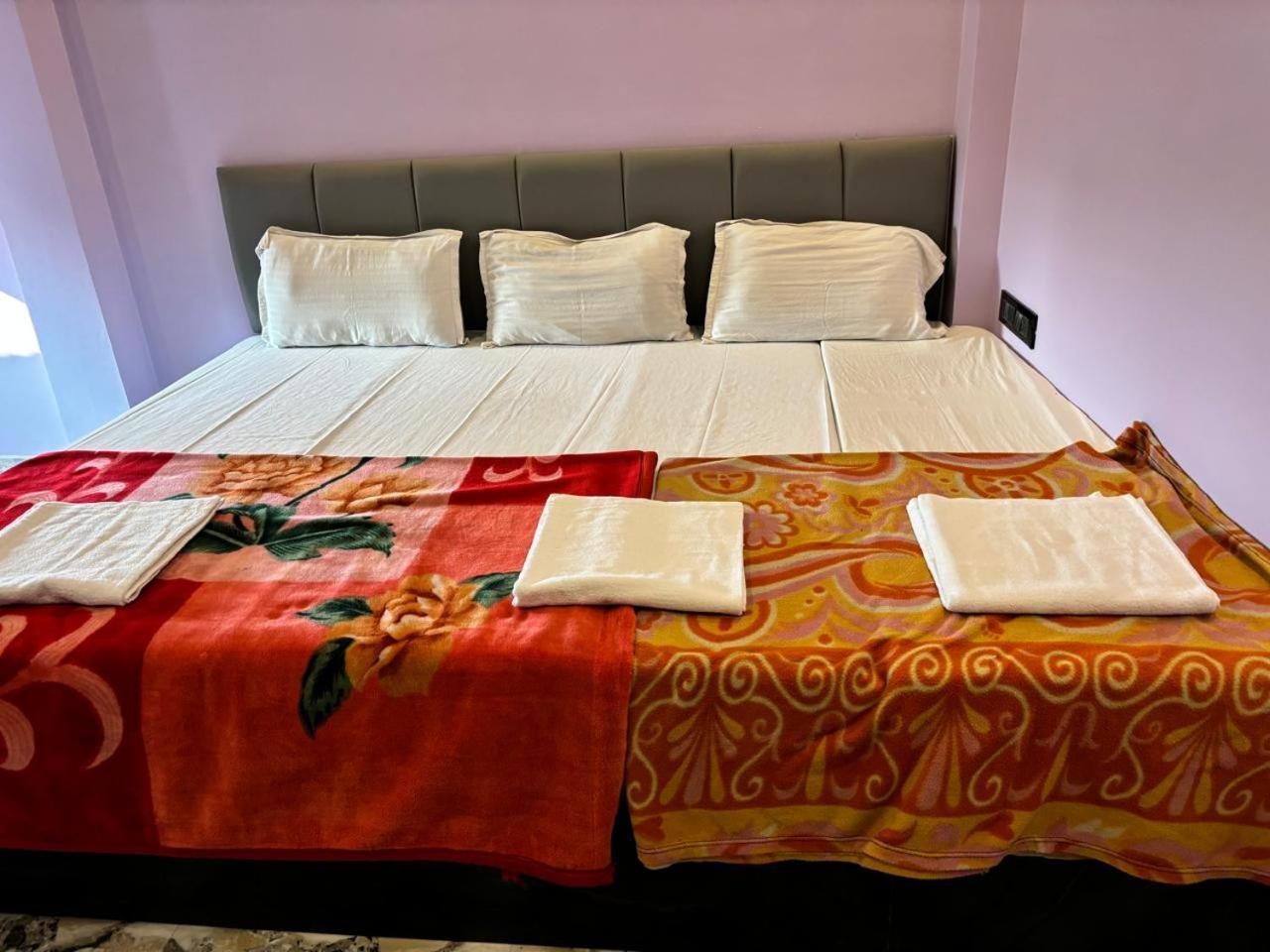 ורנאסי Holy City Inn מראה חיצוני תמונה