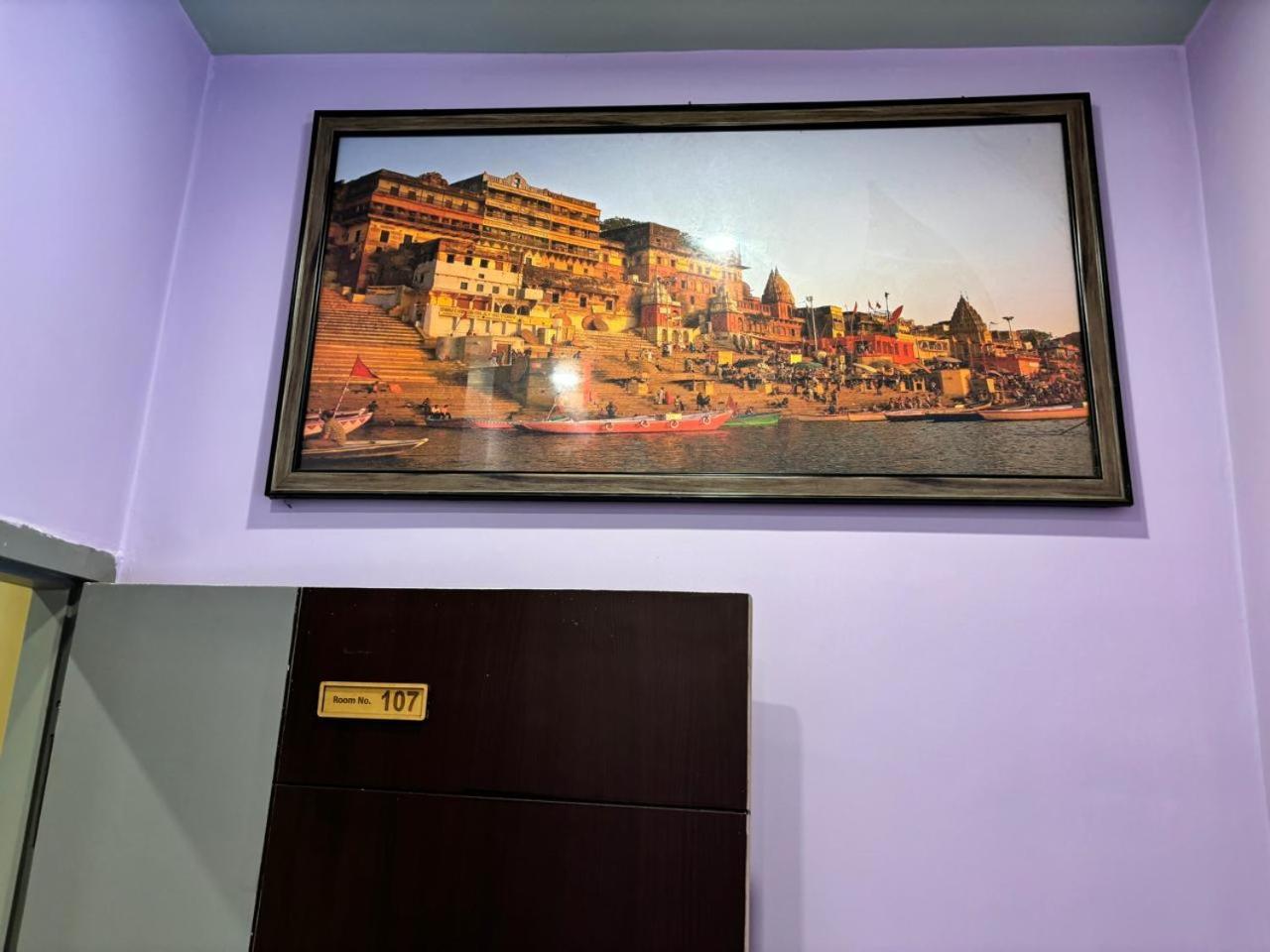 ורנאסי Holy City Inn מראה חיצוני תמונה