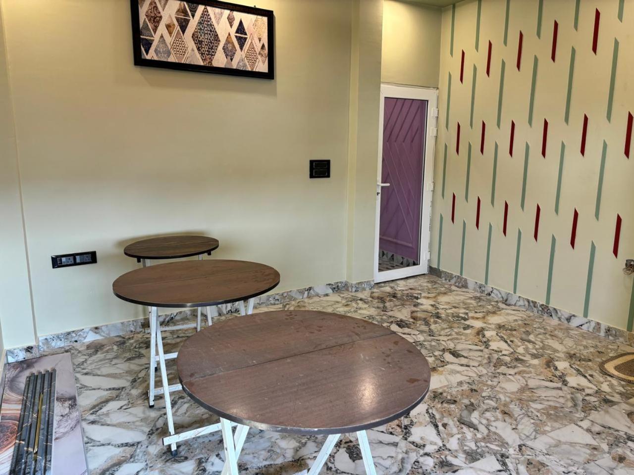 ורנאסי Holy City Inn מראה חיצוני תמונה