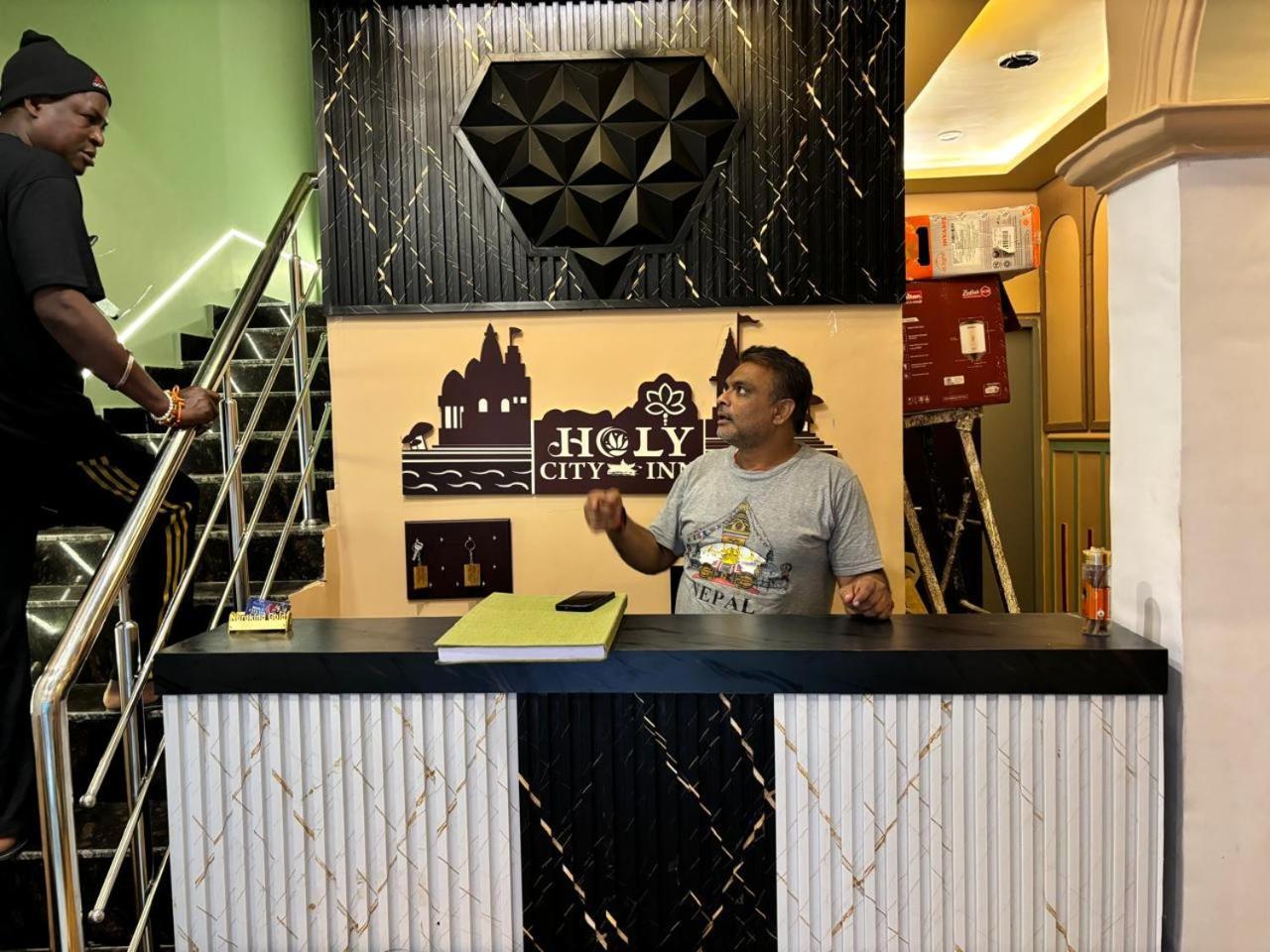 ורנאסי Holy City Inn מראה חיצוני תמונה