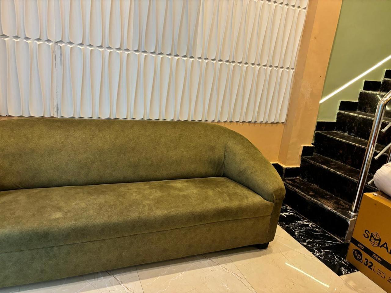 ורנאסי Holy City Inn מראה חיצוני תמונה