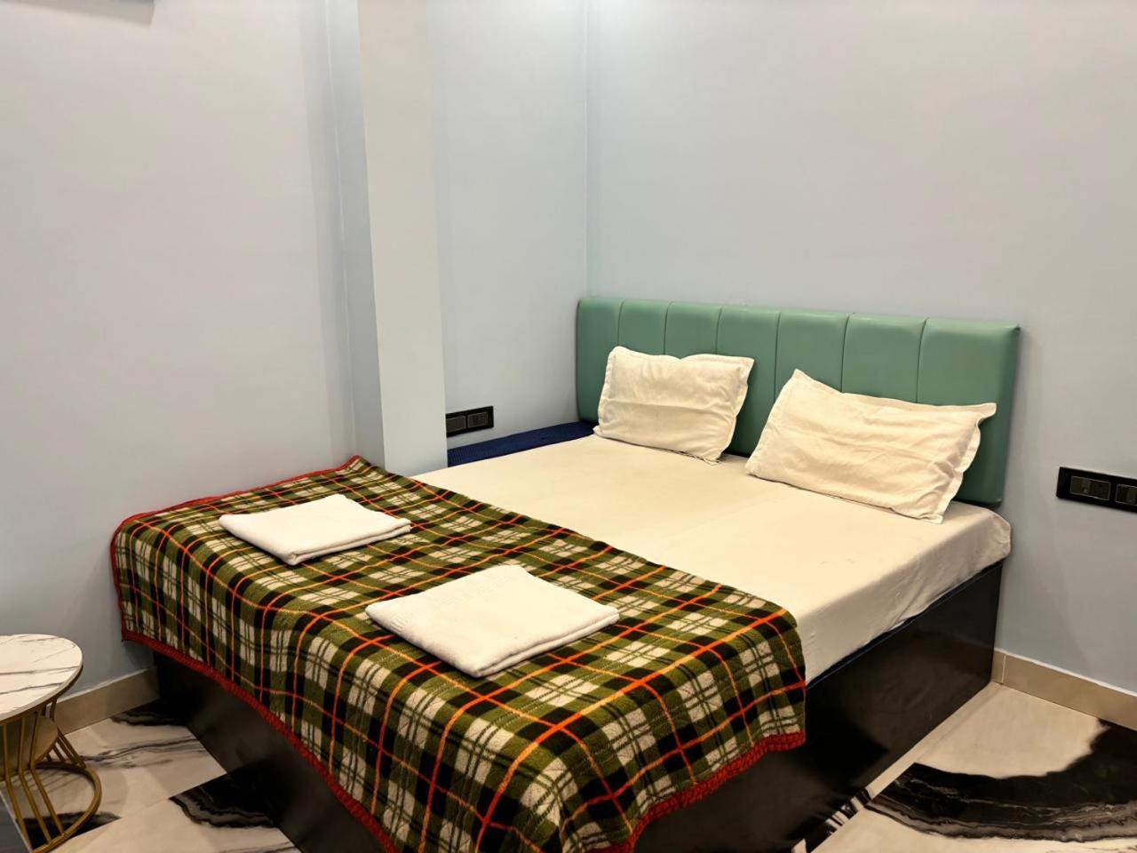 ורנאסי Holy City Inn מראה חיצוני תמונה