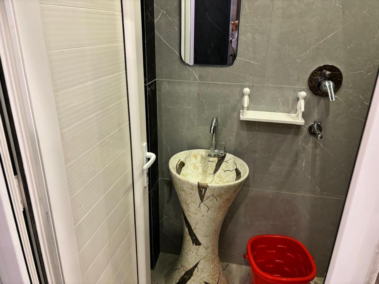 ורנאסי Holy City Inn מראה חיצוני תמונה
