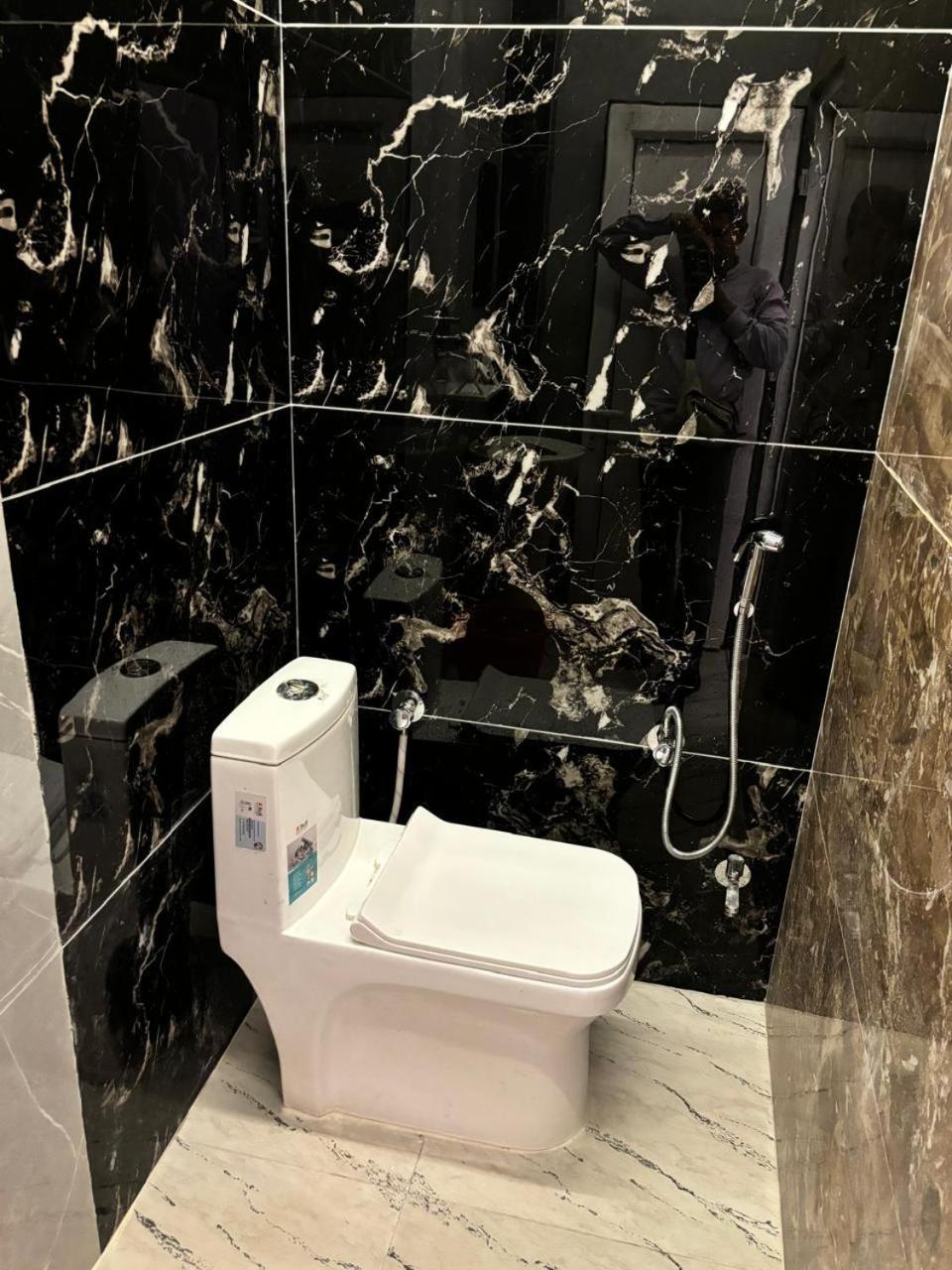 ורנאסי Holy City Inn מראה חיצוני תמונה