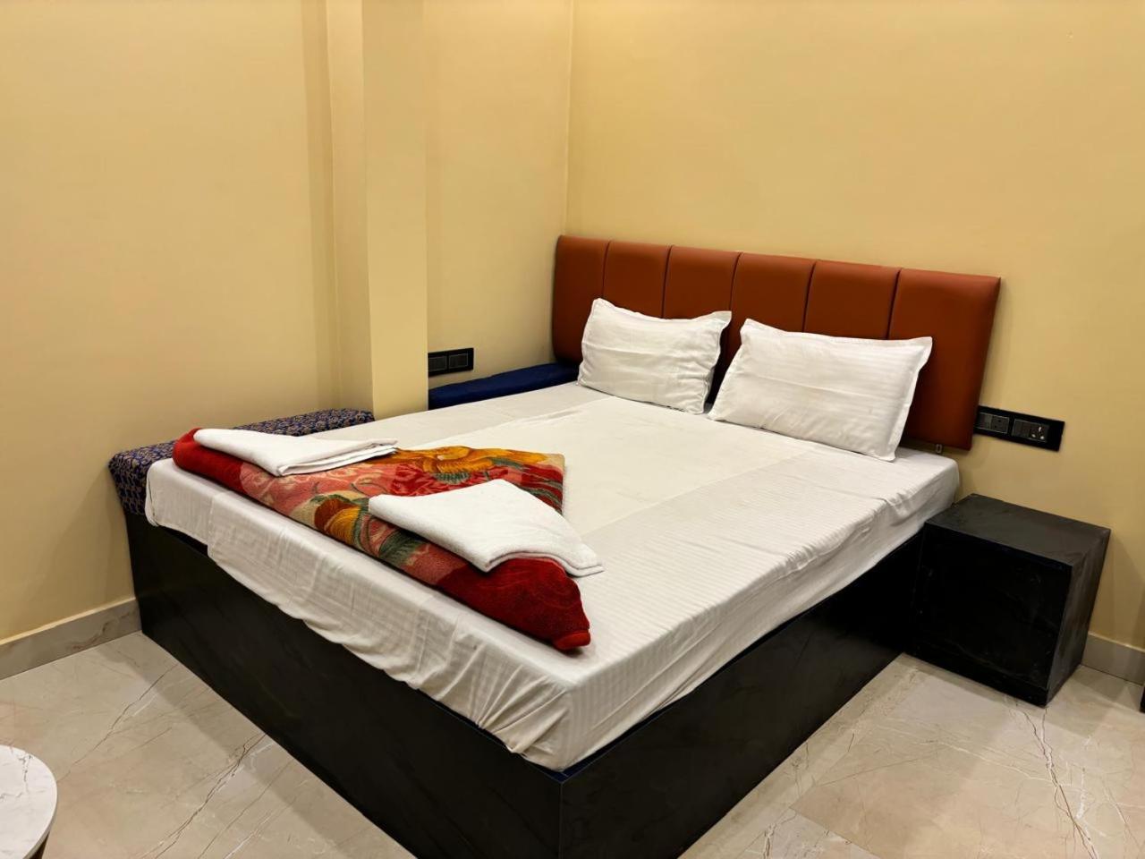 ורנאסי Holy City Inn מראה חיצוני תמונה
