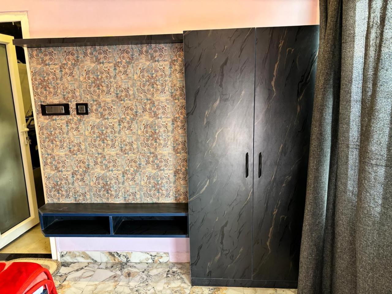 ורנאסי Holy City Inn מראה חיצוני תמונה