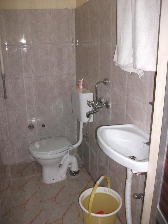 ורנאסי Holy City Inn מראה חיצוני תמונה