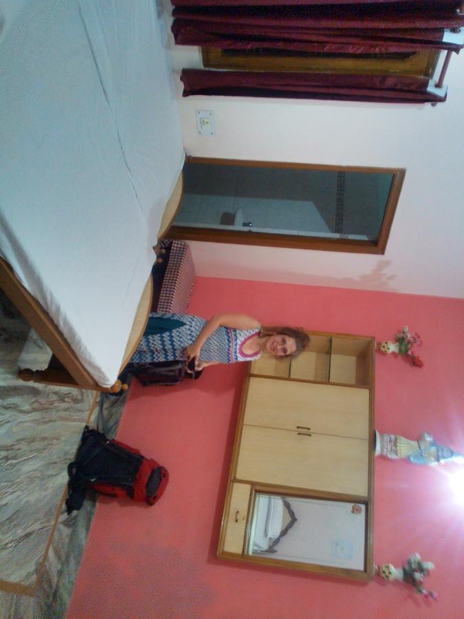 ורנאסי Holy City Inn מראה חיצוני תמונה