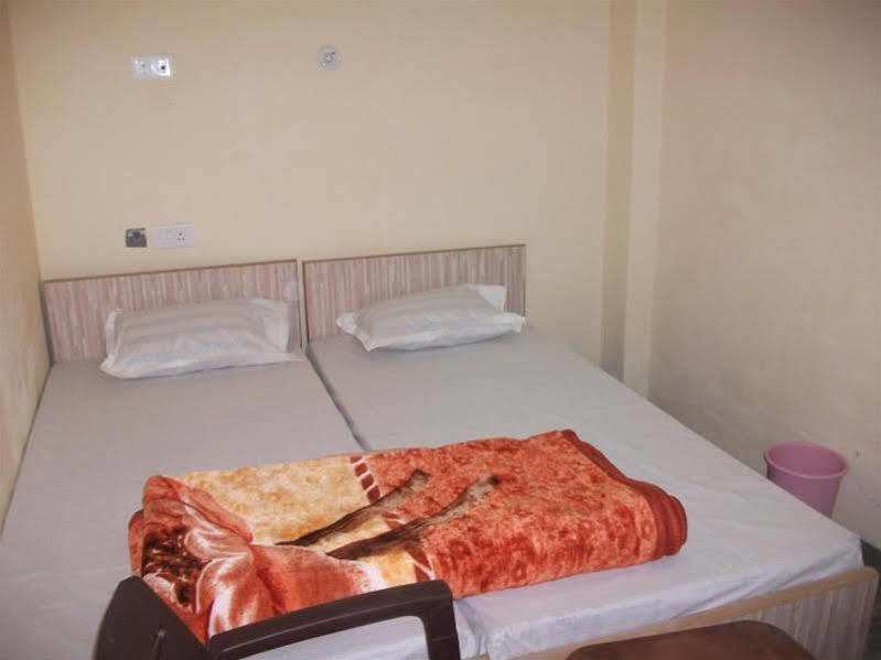 ורנאסי Holy City Inn מראה חיצוני תמונה