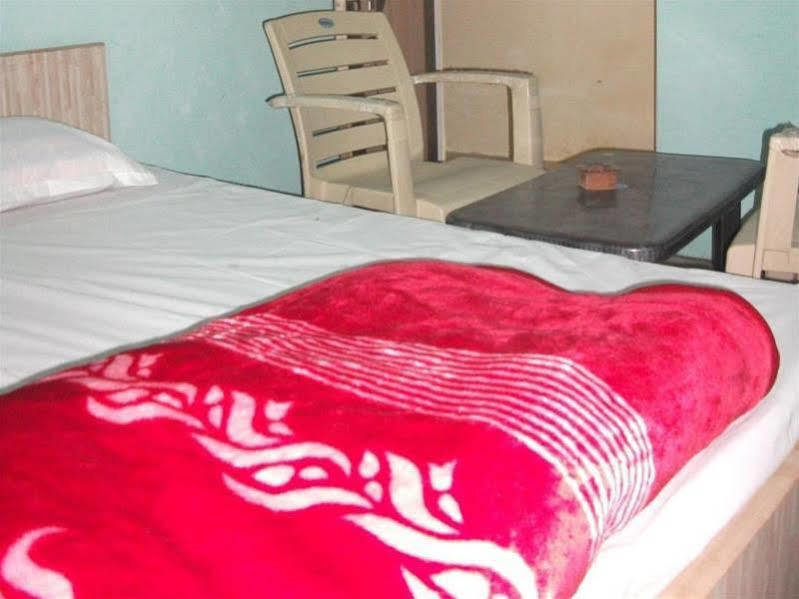 ורנאסי Holy City Inn מראה חיצוני תמונה