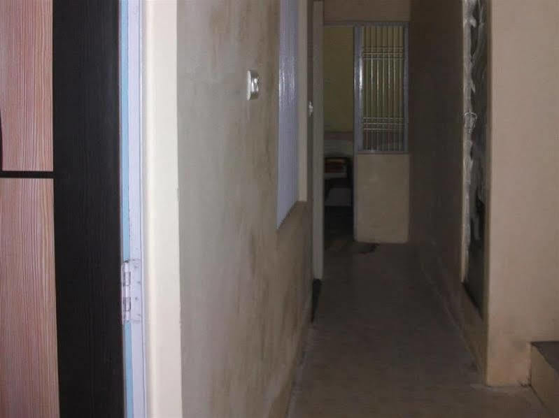 ורנאסי Holy City Inn מראה חיצוני תמונה