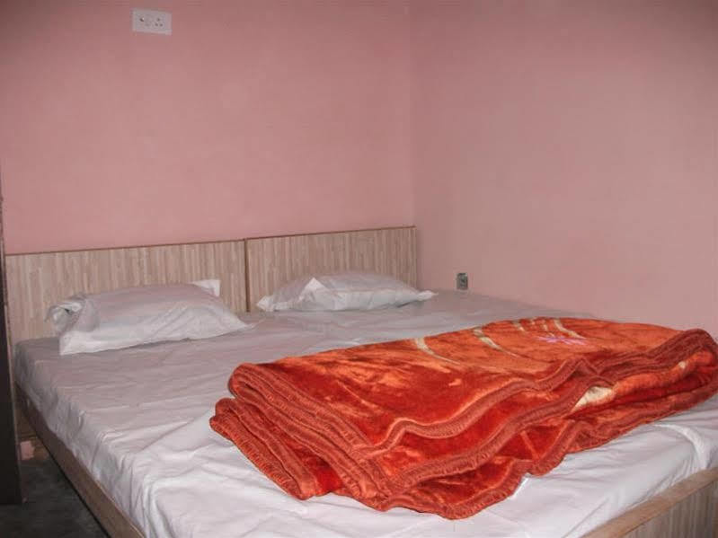 ורנאסי Holy City Inn מראה חיצוני תמונה