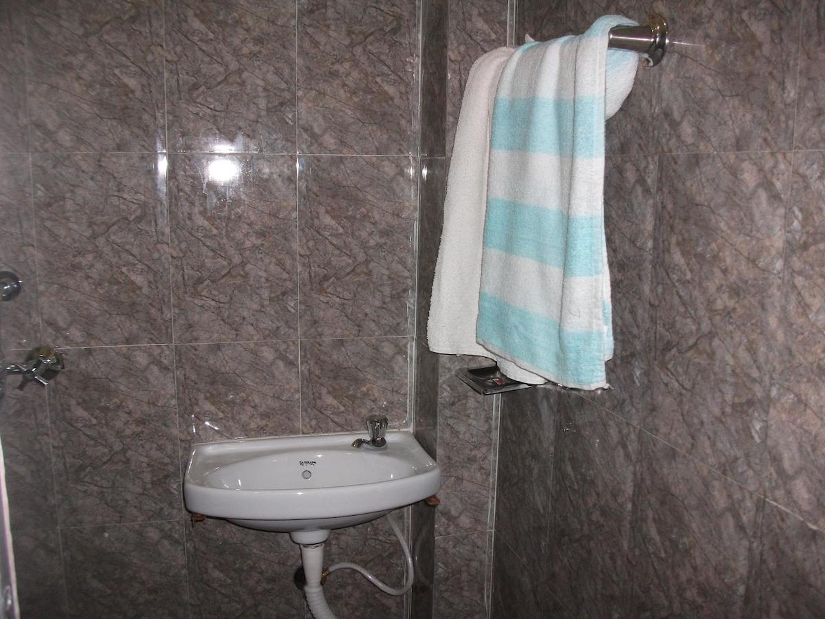 ורנאסי Holy City Inn חדר תמונה
